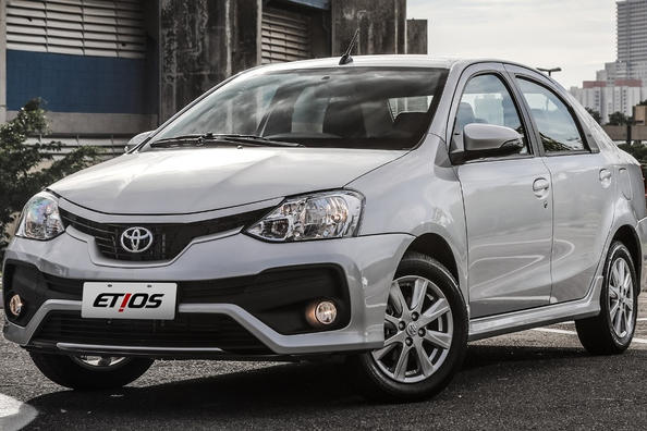 Review budget sedan Toyota Etios