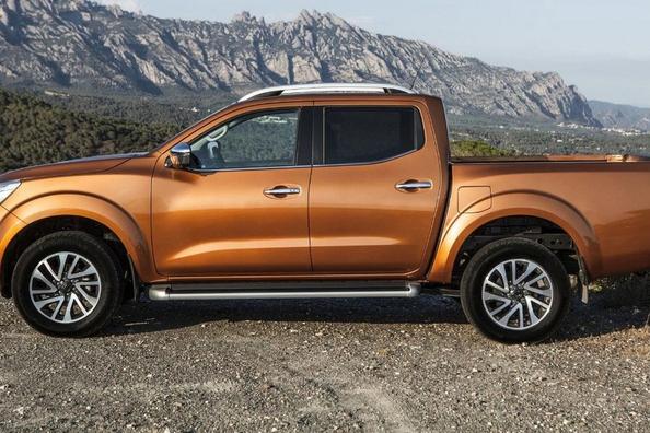 Pickup third-generation Nissan Navara NP300 Photo 8