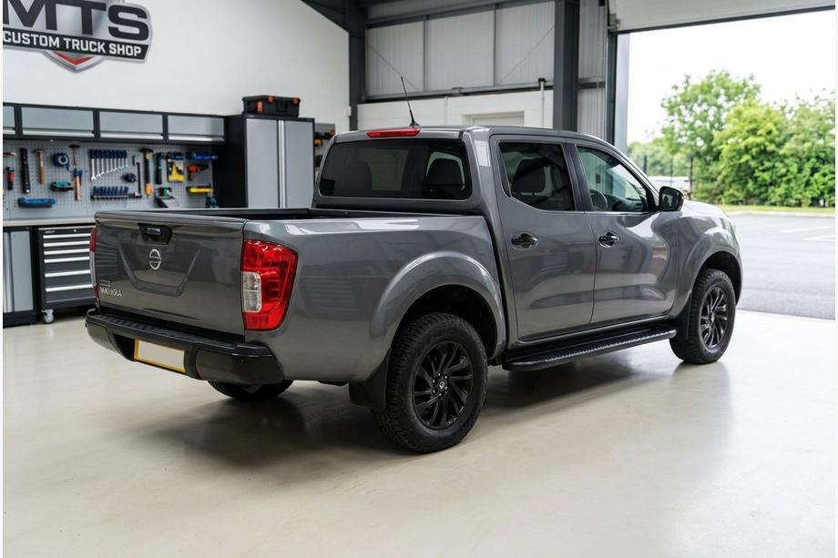 Nissan Navara/NP300 2016- Side Steps Bosphore Black (2 pcs, Aluminum) Image