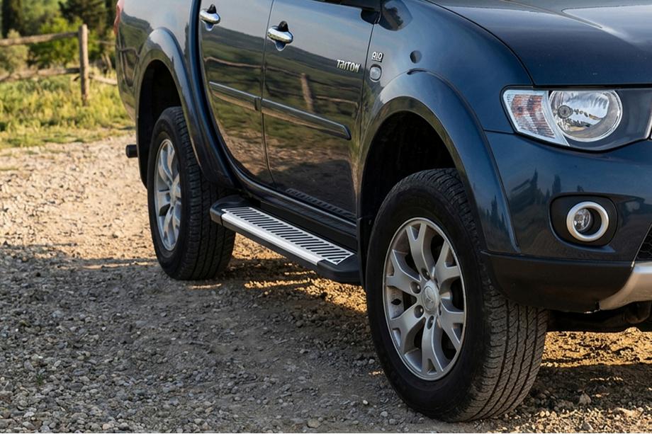Mitsubishi L200 2015-2024 Side Steps Line (2 pcs, Aluminum) Image