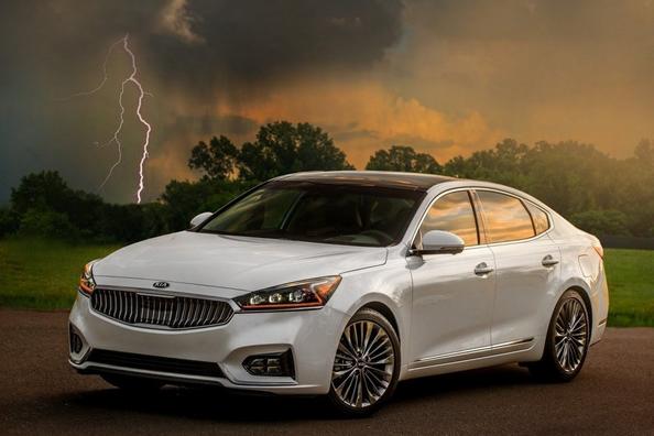 Sedan Kia Cadenza: solidity, comfort and premium quality
