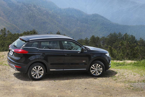 Overview of crossover Geely Atlas Photo 2
