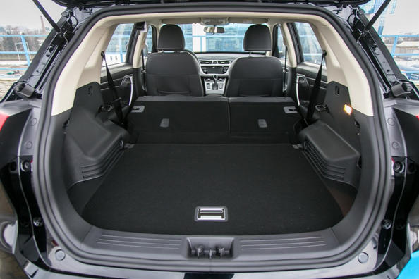Overview of crossover Geely Atlas Photo 5