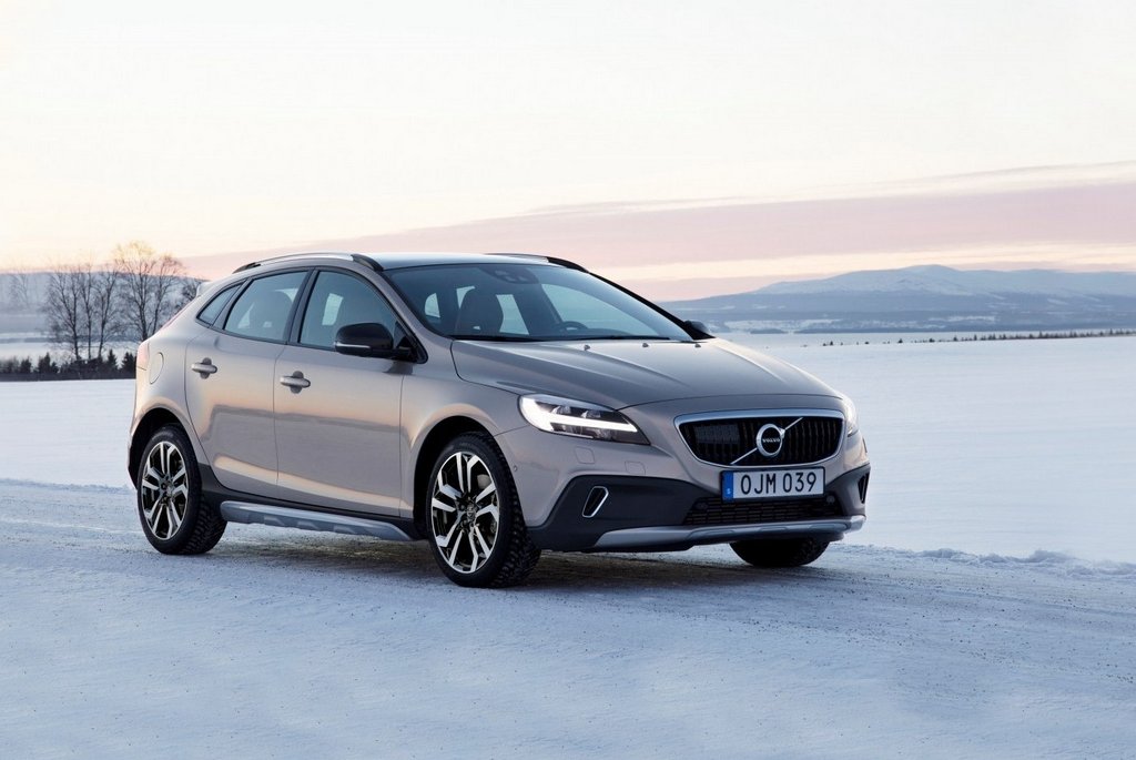 Overview of the off-road version of the hatchback Volvo V40 Cross Country