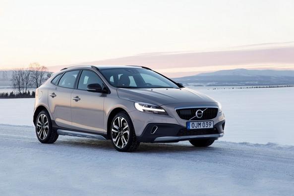 Overview of the off-road version of the hatchback Volvo V40 Cross Country