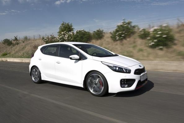 An overview of hatchback KIA Ceed GT Photo 2