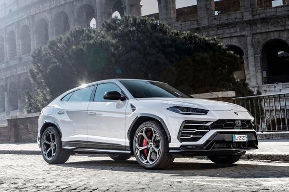 Overview of the crossover Lamborghini Urus Photo 10