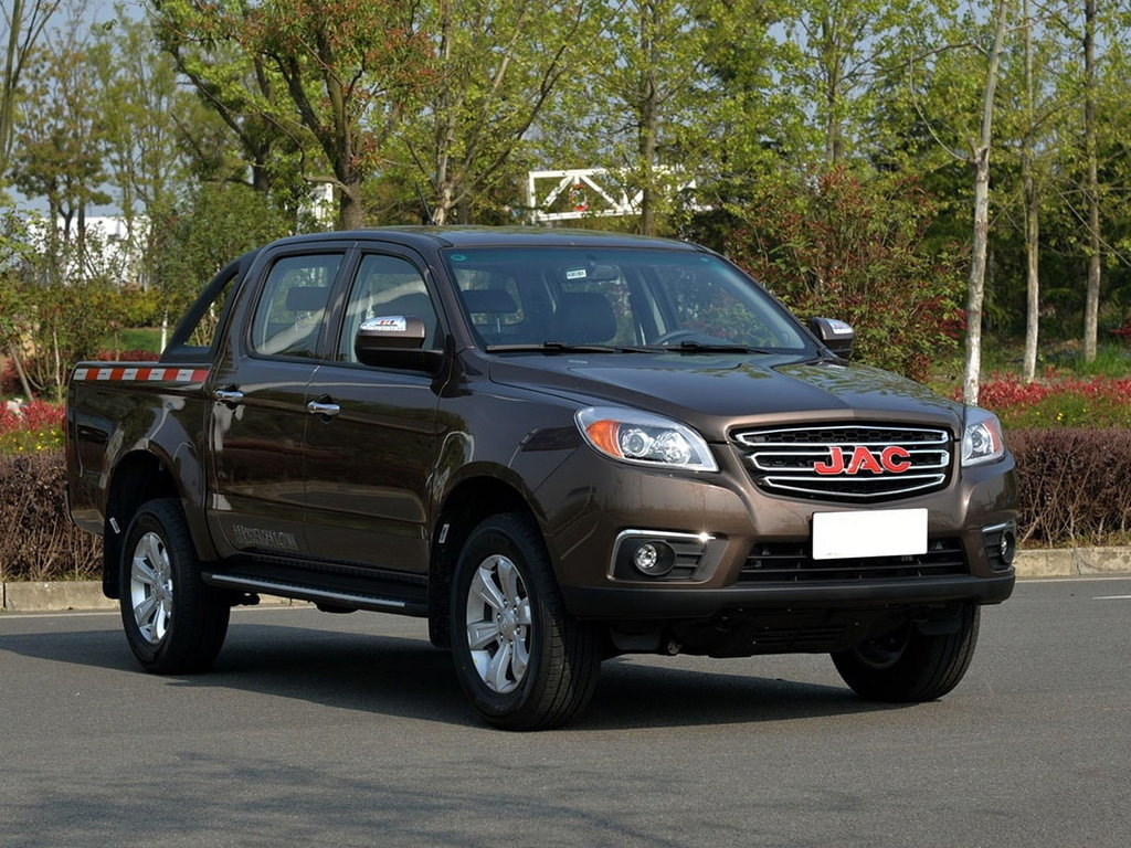 Overview of a pickup truck JAC T6