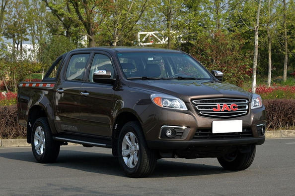 Overview of a pickup truck JAC T6