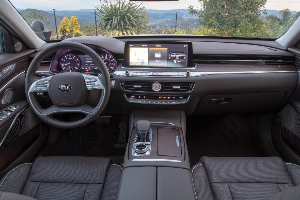 Executive sedan KIA K900