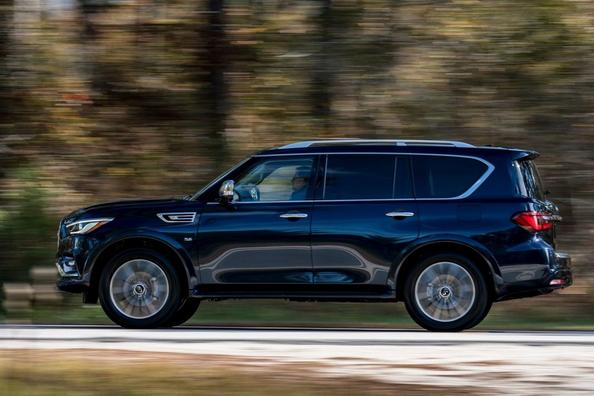 Overview of the premium SUV Infiniti QX80 Photo 2