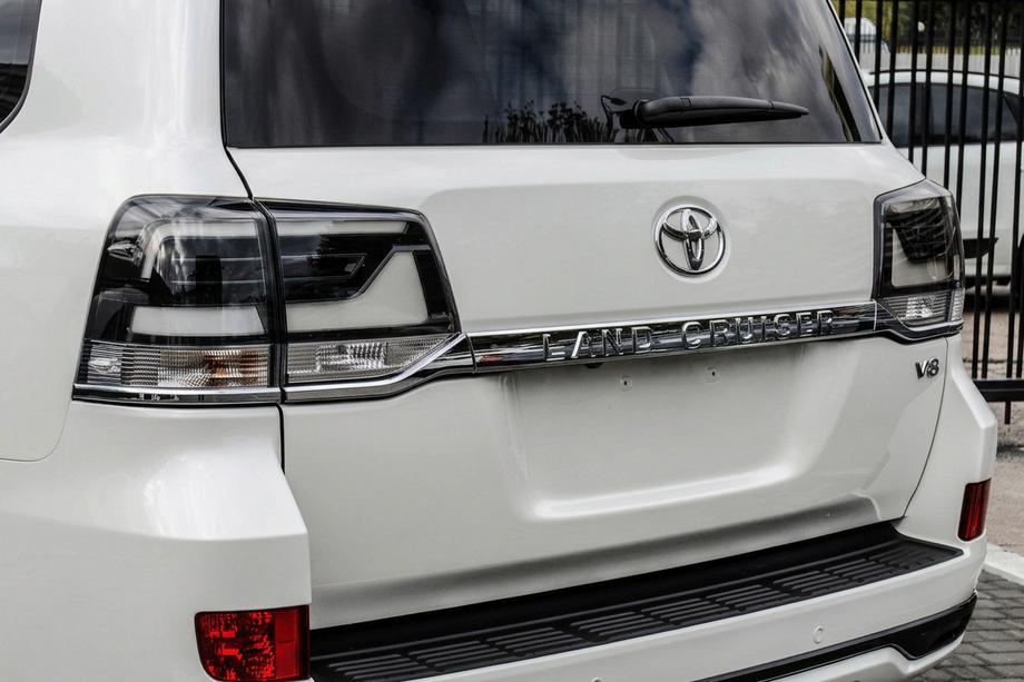 Toyota Land Cruiser 200 2007-2021 Tail Lights 2016+ (Executive Black) Image