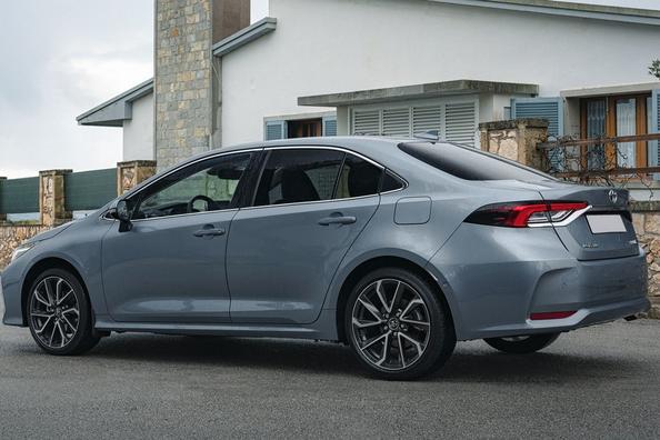 Review sedan Toyota Corolla twelfth generation Photo 2