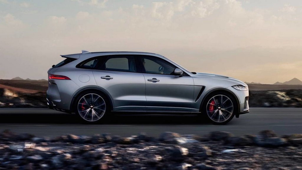 Pumped version of the premium crossover Jaguar F-Pace SVR