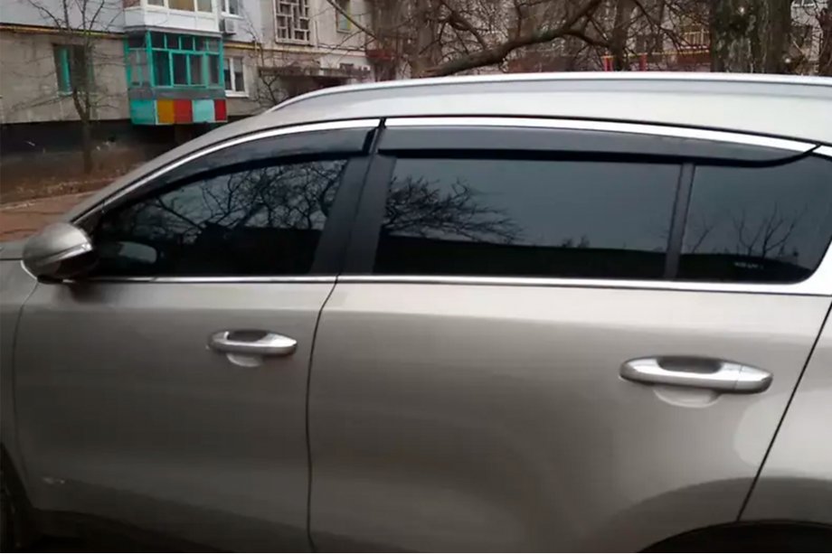 Kia Sportage 2015-2021 Window deflectors with chrome trim (4 pcs, HIC) Image