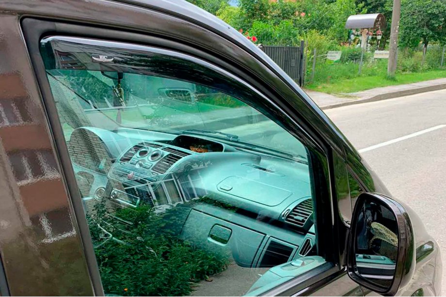 Mercedes Vito W639 2004-2014 In-channel window deflectors (2 pcs, HIC) Image