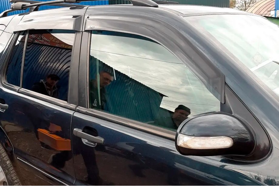 Mercedes ML W163 1997-2005 Window Deflectors (4 pcs, HIC) Image