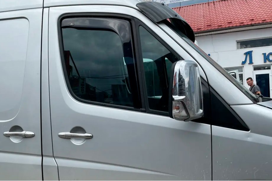 Mercedes Sprinter W906 2006–2018 In-channel window deflectors (2 pcs, HIC) Photo 1