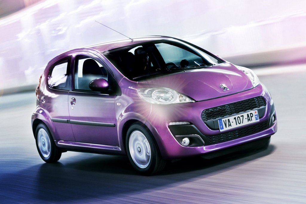 Overview of the compact hatchback Peugeot 107