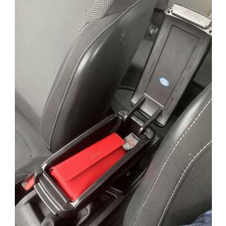 Armrest (into cup holder) photo 2
