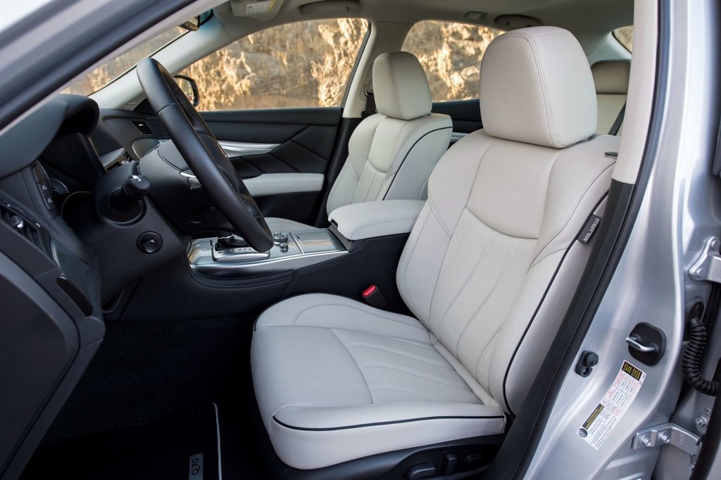 Overview of a sedan of a business class, Infiniti Q70