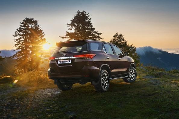 Review seven-seat SUV frame Toyota Fortuner Photo 11