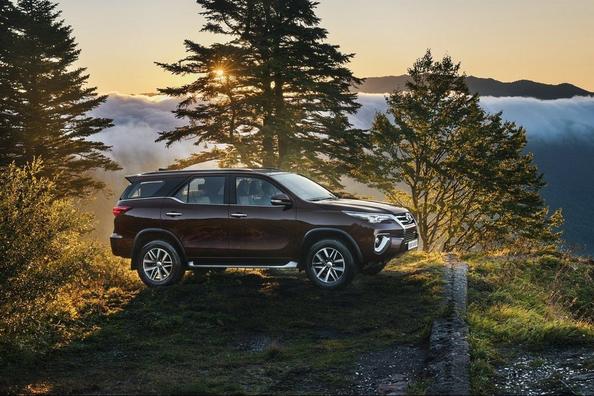 Review seven-seat SUV frame Toyota Fortuner Photo 2