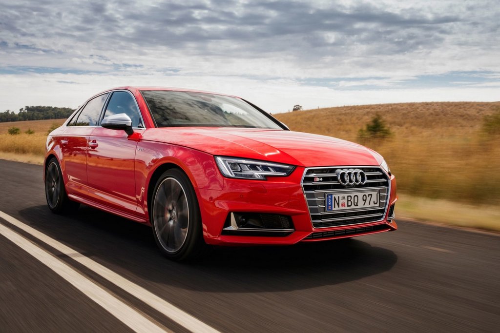 Overview of the sports sedan Audi S4