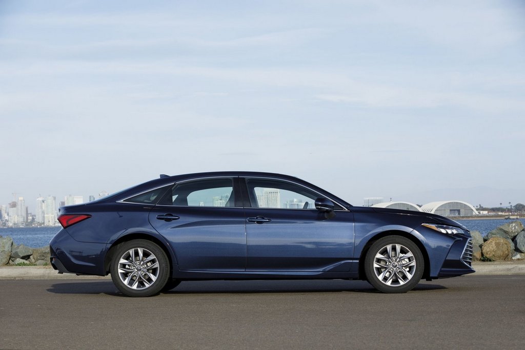 The fifth generation of the flagship sedan of Toyota Avalon