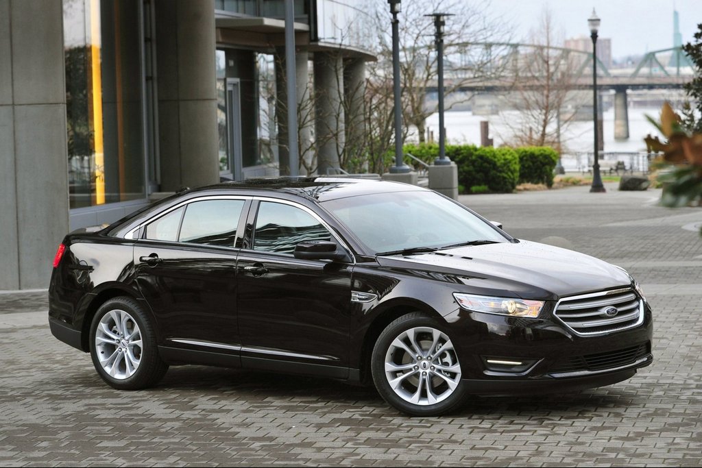 Overview luxurious sedan Ford Taurus
