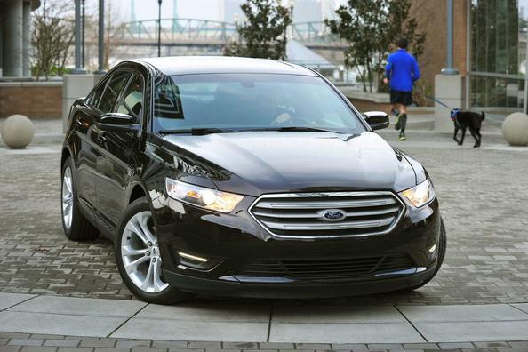 Overview luxurious sedan Ford Taurus