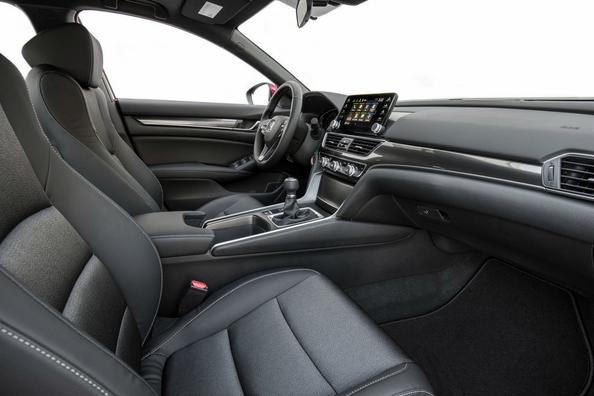 Review of the tenth generation of the sedan Honda Accord Photo 6