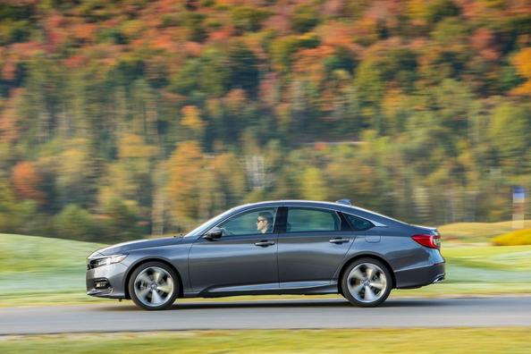 Review of the tenth generation of the sedan Honda Accord Photo 4