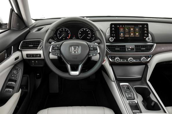 Review of the tenth generation of the sedan Honda Accord Photo 5