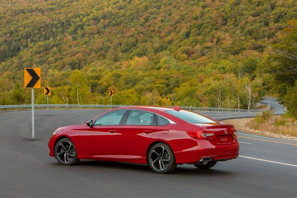 Review of the tenth generation of the sedan Honda Accord Photo 12