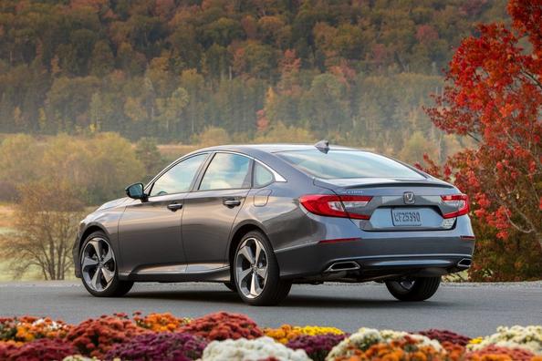 Review of the tenth generation of the sedan Honda Accord Photo 8