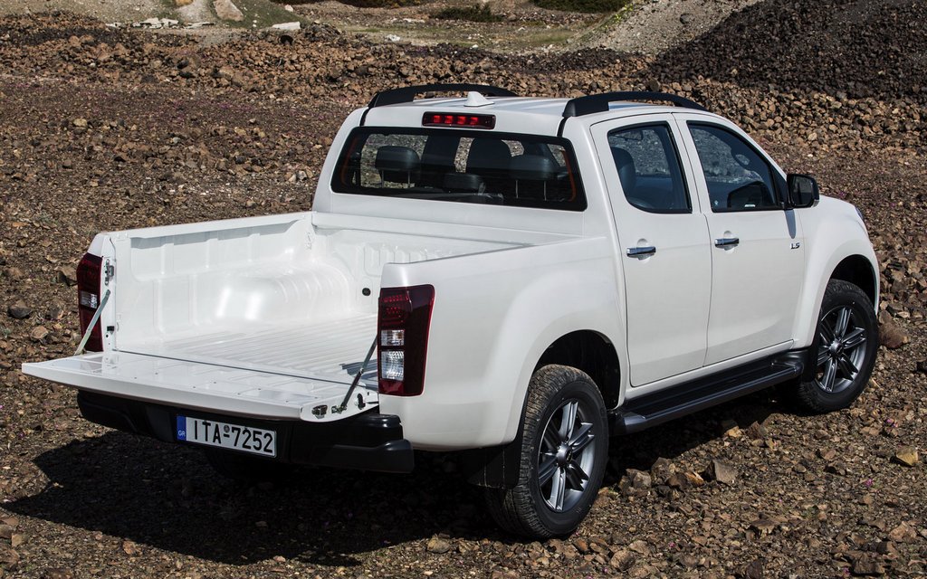 Overview of mid-size pickup truck Isuzu D-Max