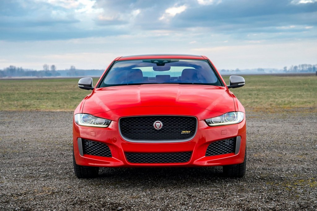 Overview of the premium sedan Jaguar XE