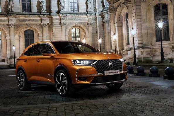 Luxury compact crossover DS 7 Crossback