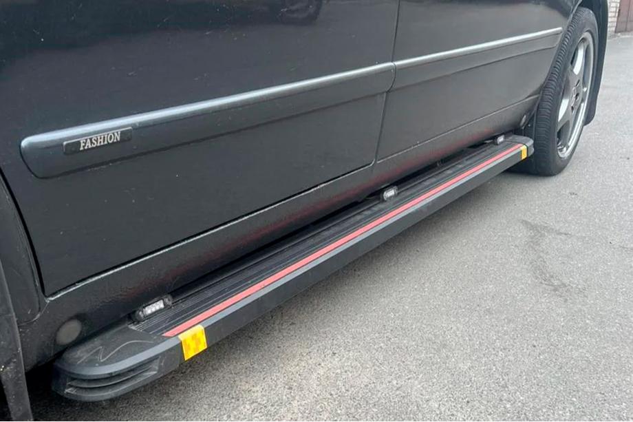 Mercedes Vito W638 1996-2003 Side Steps Maya Red (2 pcs, Aluminum) Image