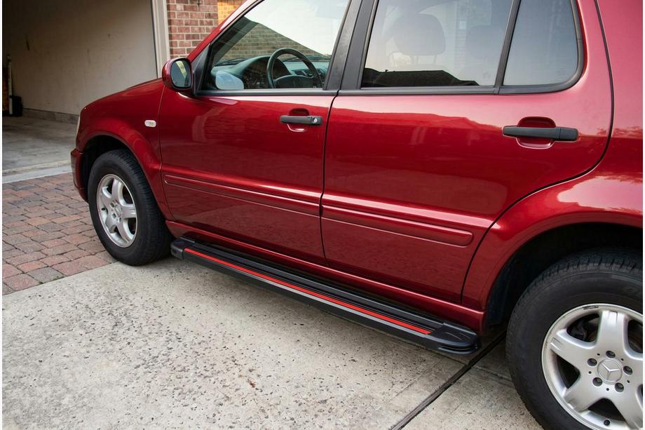 Mercedes ML W163 1997-2005 Side Steps Maya Red (2 pcs, Aluminum) Image