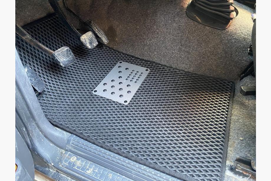 Nissan Patrol Y60 1988–1997 EVA Floor Mats (black) Short, 5-piece set (front and rear) Photo 6