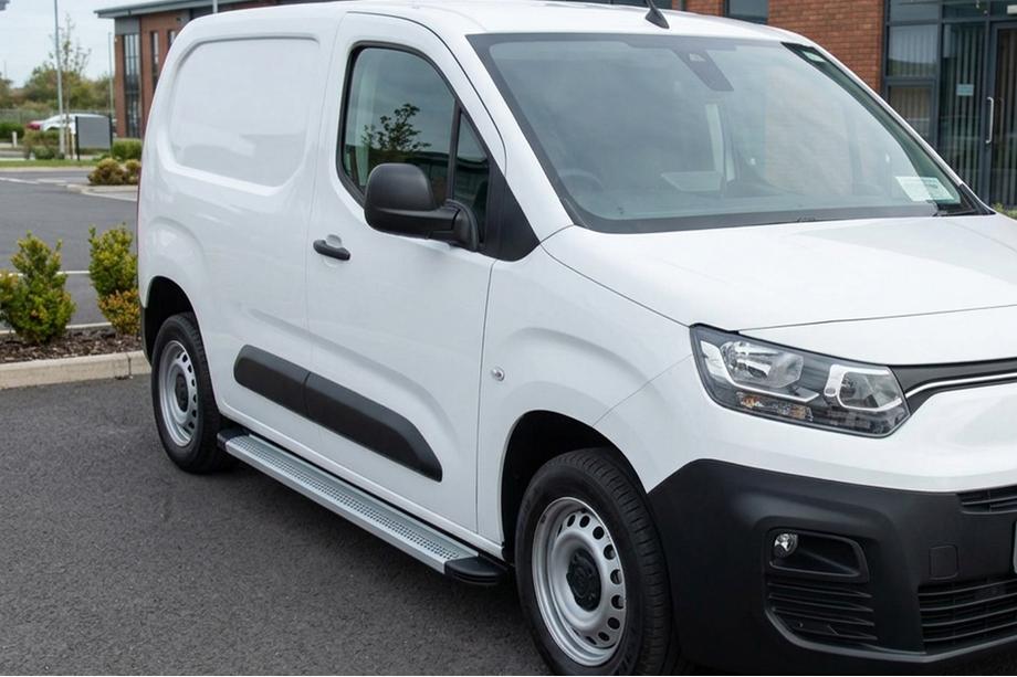 Peugeot Partner/Rifter 2019- Side Steps Maya V2 (2 pcs, Aluminum) Image