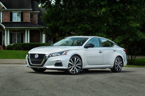 Mid-size sedan Nissan Altima the sixth embodiment