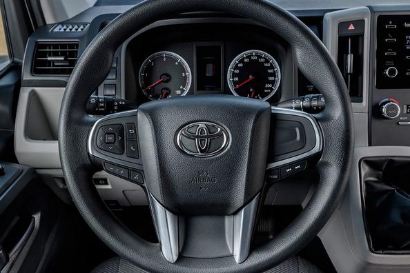 Overview of minibus Toyota Hiace new generation Photo 5