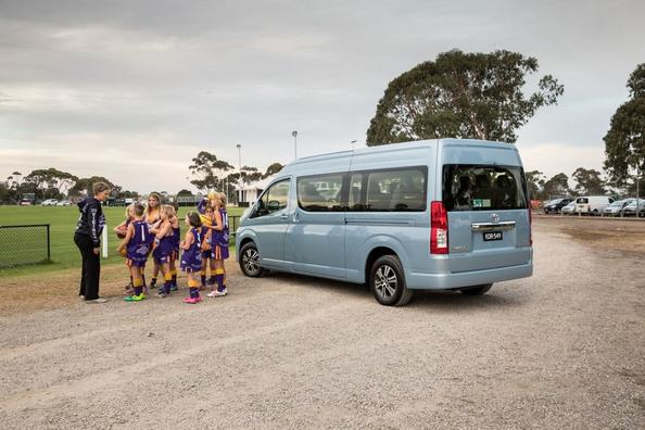 Overview of minibus Toyota Hiace new generation Photo 9