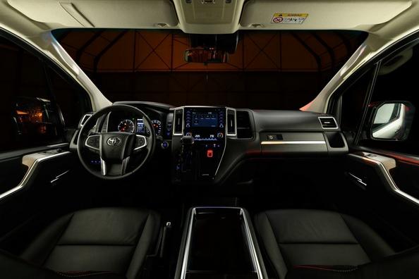 Overview of minibus Toyota Hiace new generation Photo 6