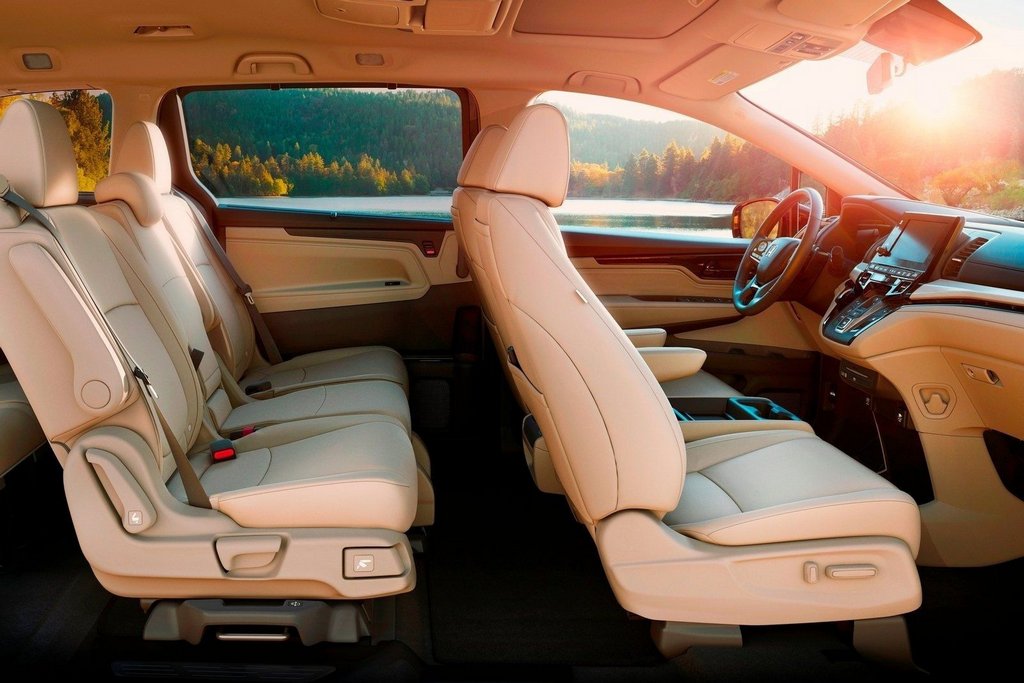 A review of eight full-size minivan Honda Odyssey