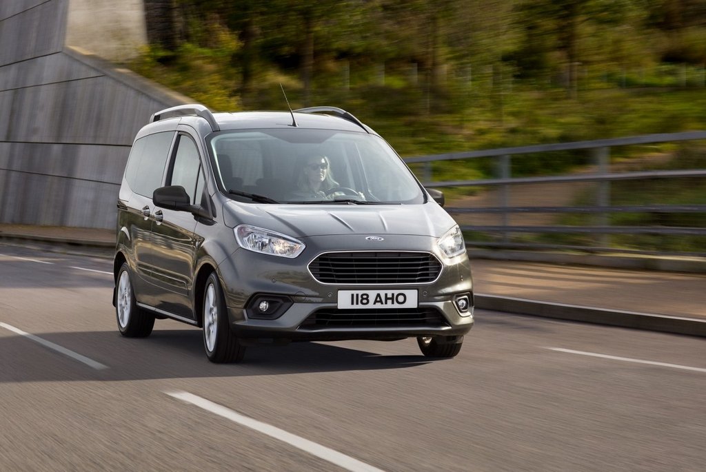 Overview of the compact minivan Ford Tourneo Courier