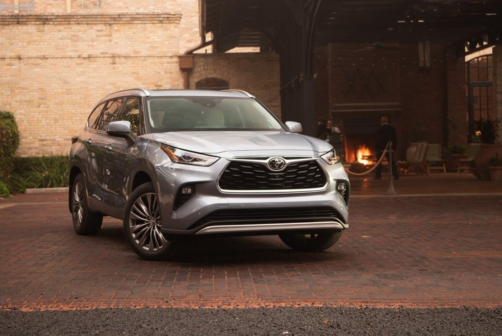 A new generation of crossover Toyota Highlander